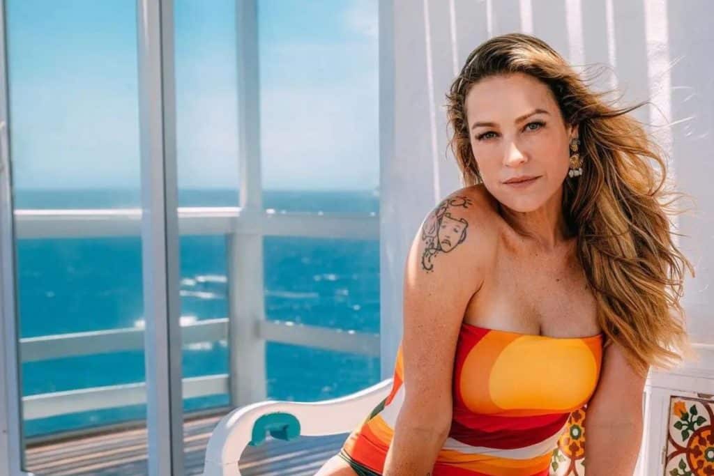 Luana Piovani surge de biquini em novas fotos